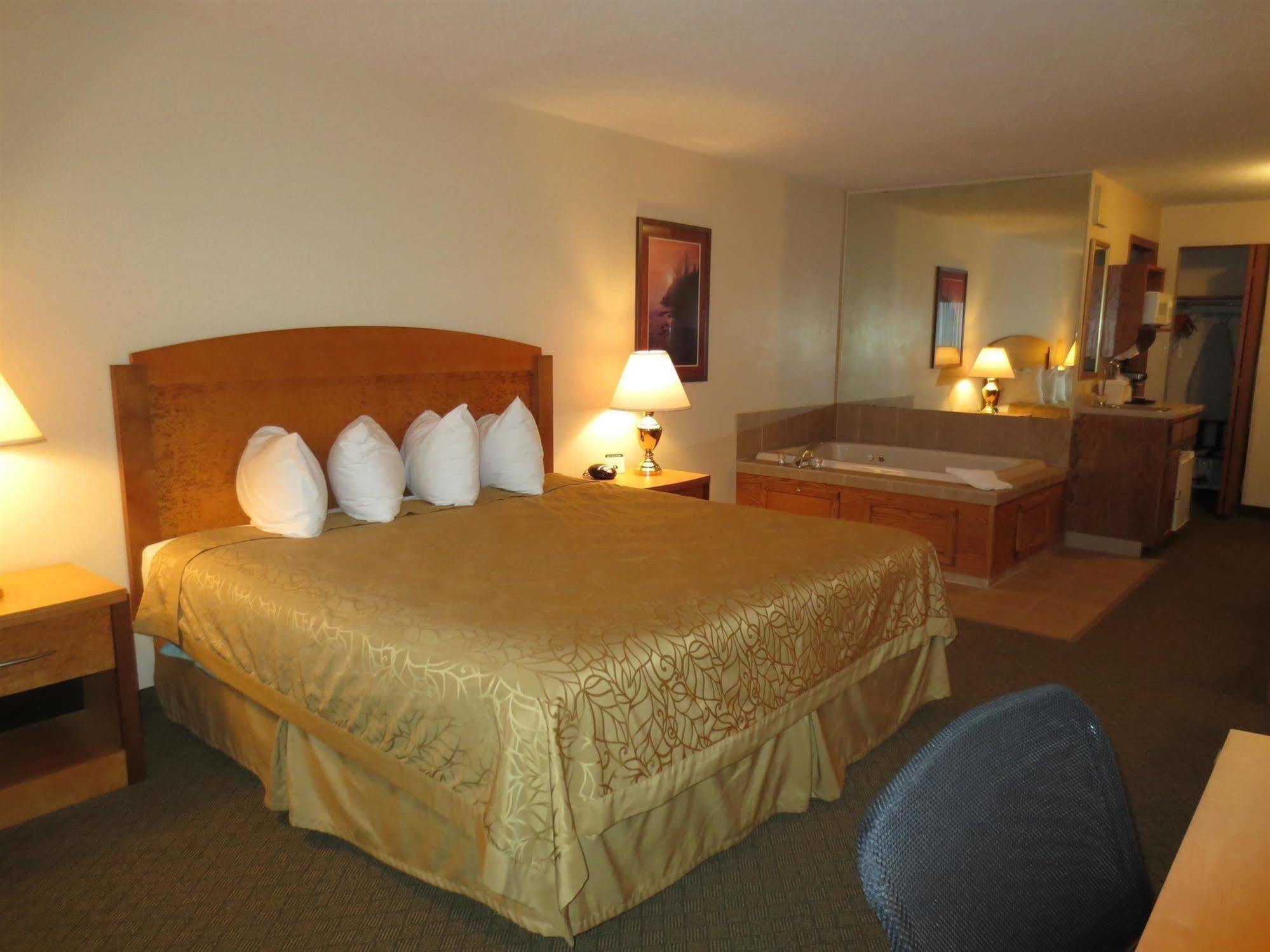 Boarders Inn & Suites By Cobblestone Hotels Сьюпириор Экстерьер фото